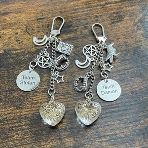 VAMPIRE DIRIES Serie Inspiriert Team Damon Stefan Schlüsselanhänger Oder Taschenanhänger Set Krähe Herz Tagebuch Mond Hexe Stern Geschenkbox Set Weihnachten