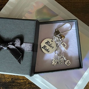 Carta personalizada inicial BIKER BABE llave o bolso encanto colgante conjunto motocicleta corazones cumpleaños Navidad regalo caja bolsa novia cualquier persona diversión