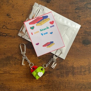 Gepersonaliseerde beginletter en LEGO HEART twee sleutelhangers bedel aandenken set klein hartje bevestigd Verjaardag Elke gelegenheid Liefhebbers Partner eigenzinnig