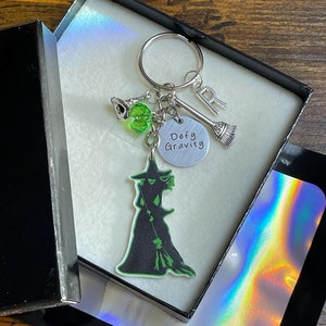 Personalisierte Anfang WICKED Musikfilm inspiriert Schlüsselanhänger Defy Gravity Hexe Besenstiel Hut Perlen Erinnerung Tasche Charme Set Geschenk Box Tasche