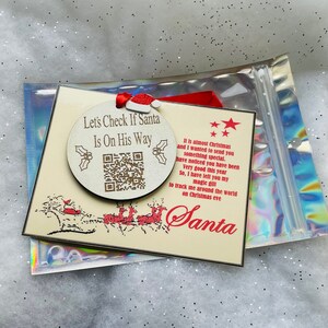 SANTA Tracker Snuisterij Boom Decoratie Kerstavond Doos Cadeaukaart Gedicht Lint Scan QR Code Kerstman Ornament Glitterhoed Rendieren