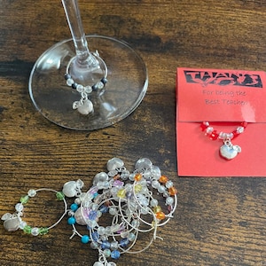 OBRIGADO Amuletos de vidro de vinho Professores Assistente de ensino Ajudante de berçário Diversão MAÇÃS Charme de qualquer cor Contas Cartão Saco de presente Fim do período de Natal