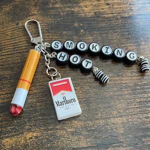 FUMATORI CALDI pacchetto di sigarette sigaretta tabacco perline bianche e nere ricordo chiave o ciondolo per borsa confezione regalo divertente eccentrico compleanno chiunque famiglia
