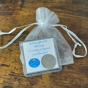 Lo siento, estás dejando un recuerdo de la billetera o tarjeta de seis peniques de la suerte para decir buena suerte en tu próxima aventura, regalo de bolsa de organza para jubilación.