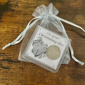 En tu DÍA DE BAUTIZO, moneda de seis peniques de la suerte, regalo de recuerdo de buena suerte para tarjeta interior, bolsa de organza, poemas de flores cruzadas, color rosa, plateado, blanco