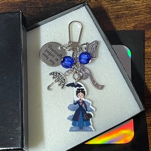 Disney Inspiriert MARY POPPINS Praktisch Perfekt In Jedem Schlüsselring Oder Taschenanhänger Andenken Geschenk Set Taschenschirm Maßband Blaue Box