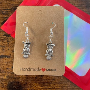 Paire de boucles d'oreilles style hiboux remise des diplômes bien fait enseignant amoureux des animaux carte cadeau scintillant sac souvenir fait main nouveauté mortier chapeau oiseaux