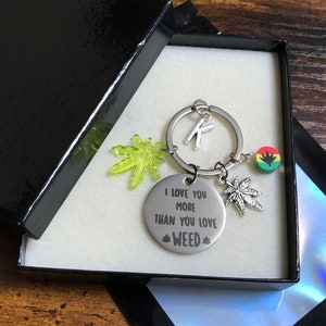 Letra Inicial Personalizada Eu Te Amo Mais do que Você Ama Erva Daninha Conjunto de Chaveiros com Pingente Qualquer Ocasião Feito à Mão Diversão Novidade Caixa de Presente Peculiar Bolsa