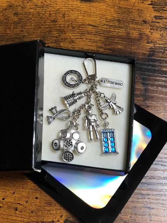 DR WHO Tv Film Inspired Key Bag Charm Set Blue Tardis Cyborg Angel Clock Tardis Mask Scarf Dalek Robot Keepsake Quirky Fun Gift Box Bag