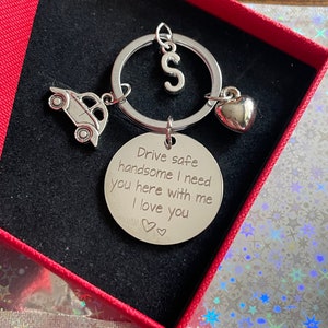 PERSONALISIERTE Initial Drive Safe Gut aussehend ich liebe dich Schlüsselanhänger Charm Anhänger Set Auto Charm Smiley Herz Geschenk Boxed Schlüssel Ehemann Freund