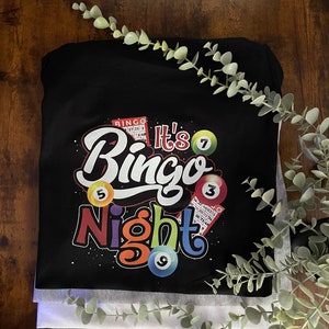 Es BINGO NIGHT Camiseta impresa Regalo de la suerte Recuerdo Divertido Novedad Hecho a mano Tarjetas de bolas de bingo extravagantes coloridas para cualquier persona