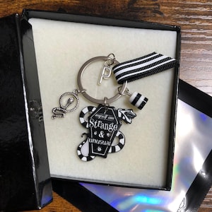 Personalisierte Anfang Schlüssel Ring Charme Brief Film Inspiriert Käfer Juice Ich Selbst Seltsam & Ungewöhnlich Schlange Perlen Streifen Geschenk Box Tasche Andenken