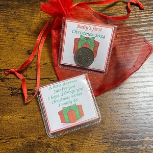 Le premier Noël de bébé porte-bonheur de six pence, cadeau souvenir 2024 rose, bleu ou crème, cadeau poème illustré, pochette porte-bonheur