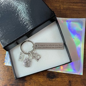 Juego de dijes con letras iniciales PERSONALIZADAS, llavero con número de tarta de cumpleaños, recuerdo divertido y original, caja grabada, 18.º aniversario, dieciocho años, infancia, VENCIDO