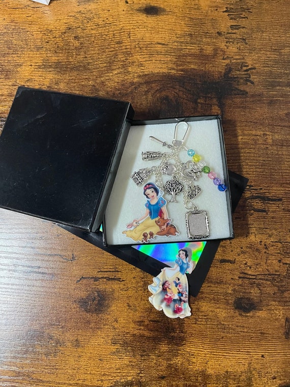 SNOW WHITE Disney Film Inspired Key Charm Gift Keepsake Boxed Castle Tree Apple Crown seven different colour beads to represent 7 dwarfs