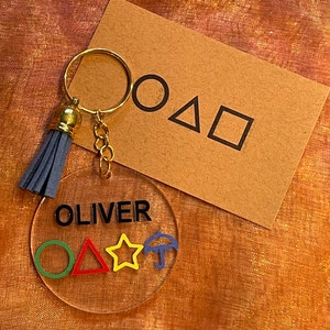 Personalizzato Squid Game ispirato portachiavi o charm borsa con le quattro forme ecc più carta e borsa lucida fab stocking filler segreto babbo natale