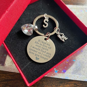 PERSONALIZADO Carta de encanto inicial Amor Clave Encanto Conjunto Vive la vida Te amo más tiempo Cumpleaños de San Valentín Ser querido Caja o bolsa de corazón de cristal