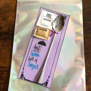 Gewoon een lepel suiker Gegraveerde theelepel Twee suikers op een gelamineerde kaart Glanzend cadeauzakje Leuke nieuwigheid Op Mary Poppins geïnspireerd eigenzinnig metaal