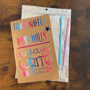 PERSONALISIERTE Lehrer Name Großes Notizbuch Und Zwei Bleistifte Vinyl Gedruckt Take Note Immer WRITE Spaß schrulligen Dankeschön Ende des Begriffs Geschenk Neuheit