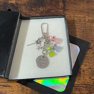 Disney-inspiriertes Schlüsselanhänger-Geschenkset „Bibbidi Bobbidi Boo“, Blau, Grün, Rosa, Zauberstab, Andenken, Geschenkbox für jeden Anlass