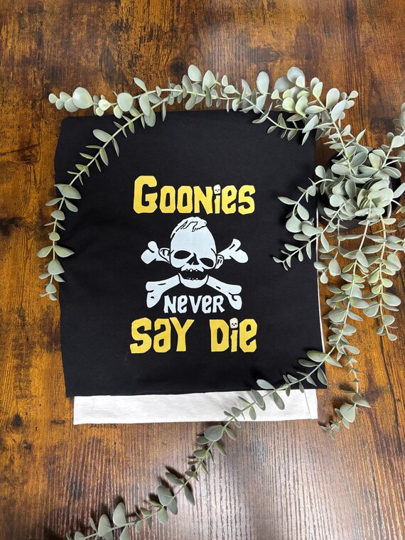 GOONIES Film Inspired Printed T Shirt Unisex Sizes Never Say Die Hey You Guys Man Face Bones Fun Novelty Halloween Unique Print Classic