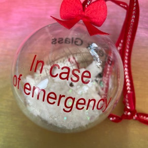 RICORDA IL LOCKDOWN DEL 2020 Pallina di Natale ricordo Decorazione dell'albero In caso di emergenza Rompi vetro Carenza di carta igienica Nastro rosso Divertimento sulla neve
