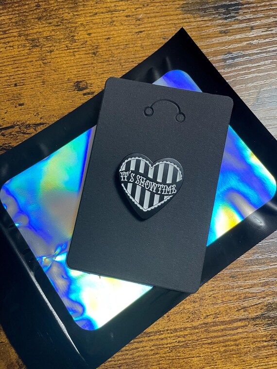BEETLE JUICE Film Inspired Pin Charm Bag Clothes It’s SHOWTIME Black White Engraved Heart Shaped Carded Shimmer Gift Bag Halloween Xmas