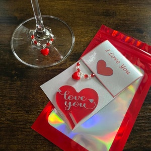 2 x CIONDOLI per bicchiere di vino Cuori Perline Amore San Valentino Biglietto di auguri di compleanno Ti amo come il mio vino Divertente novità Regalo ricordo Ciondolo in vetro superiore e inferiore