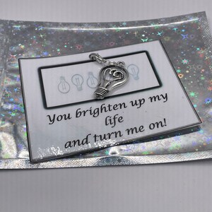 Je fleurt mijn leven op en zet me op gloeilamp sleutel charme hanger kreeft gesp leuke eigenzinnige cadeau voor elke gelegenheid iemand kaart shimmer tas