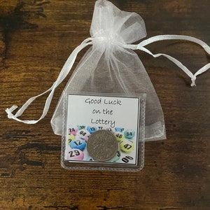 Viel Glück bei der Lotterie, Glücksmünzen-Beutel mit Sixpence-Münzen zum Verstauen in der Brieftasche oder Handtasche, skurriles, lustiges Geschenk mit Organzabeutel-Bonusball