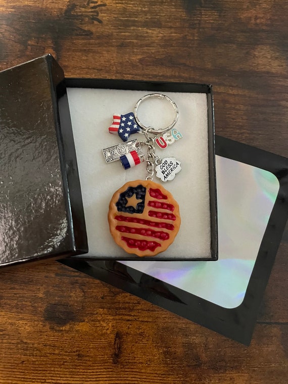 USA Key Ring Or Bag Charm Pendant American Pie Dollars Flag Stars And Stripes God Bless America Themed Gift Box Or Bag Quirky