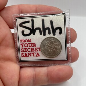 Dal tuo Babbo Natale segreto, moneta da sei penny inglese portafortuna, foto dell'elfo, sacchetto regalo rosso e verde, da mettere all'interno della carta o un regalo extra da dare