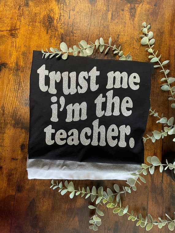 Trust Me I’m The TEACHER Vinyl Printed T-shirt Glitter Any Colour End Of Term Any Occasion Fun Novelty Gift Men’s Woman’s Unisex School Fun