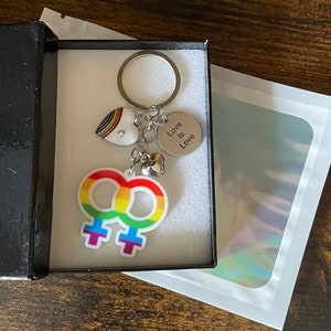 レインボー女性シンボル LGBTQ PRIDE キーまたはバッグチャームペンダント ハート 愛は愛 記念品 ノベルティギフトセット ボックスまたはバッグ 愛する人 パートナー