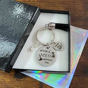 Abalorio personalizado con inicial y borla para ama de casa. Seríamos un desastre sin ti. Regalo de recuerdo de agradecimiento.