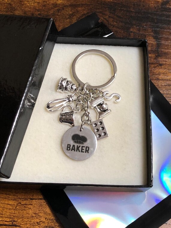 BAKER COOK Personalised Initial Letter Baking Tray Mixer Blender Whisk Cake Measure Jug Charms Bake Off Fun Quirky Keepsake Set Gift Box Bag