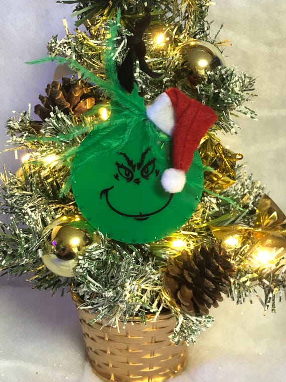 GRINCH Film Inspired Christmas Tree Bauble Decoration Set Santa Hat Feather Hair Humbug Hate Green Keepsake Gift Vinyl Print Face Ribbon