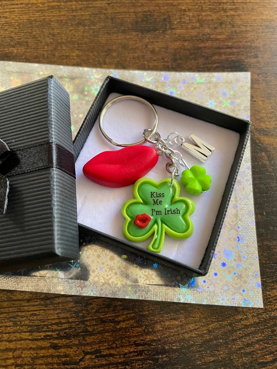 KISS ME I’m Irish Personalised Initial Letter Red Lips Shamrock Clover Key Ring Bag Charm Keepsake Gift Box Bag St Patricks Day Birthday Fun