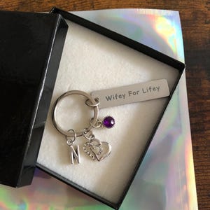 Llavero con inicial personalizada con doble corazón y diamantes de imitación para esposa de por vida, regalo para mejor amiga, divertido y novedoso recuerdo para cualquier ocasión