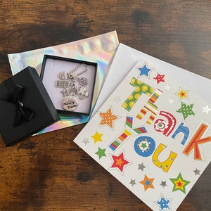 BEDANKT Cadeau voor kleuterleraar sleutelhanger charme set GRATIS kaart geschenkdoos keuze van charme schoolbord puzzel potlood telraam aandenken