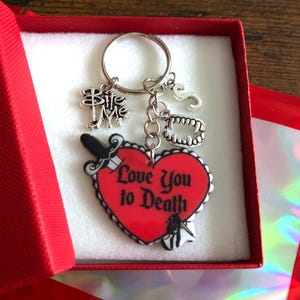 Juego de llavero o dije para bolso con inicial personalizada "Te amo hasta la muerte", muérdeme los colmillos, estilo vampiro, divertido, novedoso, recuerdo, caja de regalo, bolsa, San Valentín