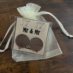 MR und MR standesamtliche Partnerschaft, Hochzeit, zwei glückliche Sixpence-Münzen, Zylinderhüte, Schleife, Gedicht auf Karte zum Andenken, Organzabeutel, kleines Geschenk für die Karte