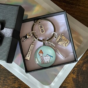 Lettre initiale personnalisée DENTISTE infirmière de dessin animé dentaire et pendentif à breloque clé de dent brosse à dents dentifrice boîte cadeau sac souvenir original
