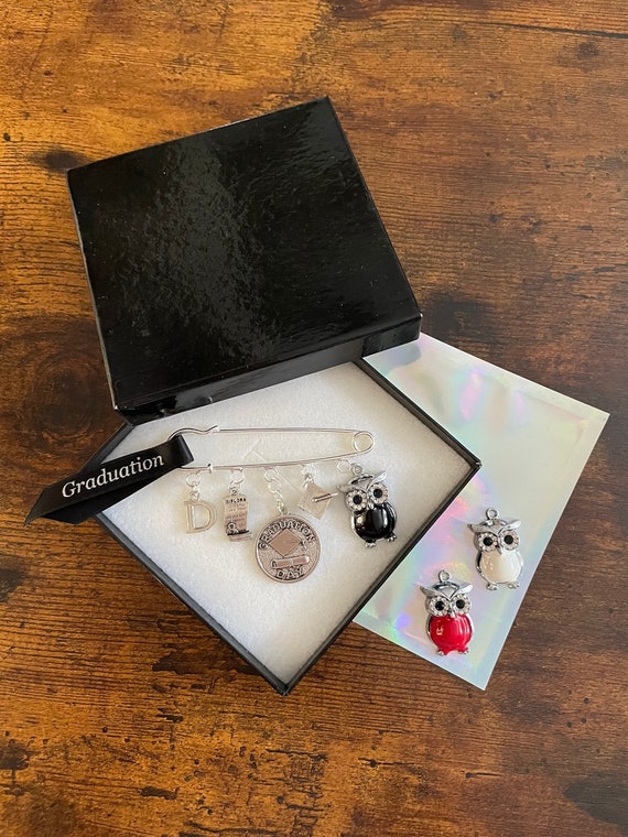 Personalised Initial Graduation Day Colour Owl Diploma Pin Charm Set Mortar Hat Engraved Charm Gift Box Bag Well Done Keepsake Red White