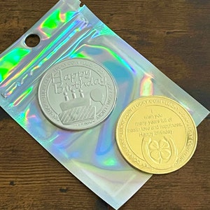 Feliz CUMPLEAÑOS Moneda de deseo de la suerte Aspecto dorado y plateado Cubierta de plástico Bolsa de regalo brillante Regalo extra divertido Trébol Herradura Globo Pastel Tarjeta interior de regalo