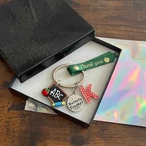 Carta inicial personalizada Guardería Maestro Clave Encanto Conjunto Pizarra Cinta Gracias Recuerdo Caja de regalo Bolsa brillante Fin de plazo Cualquier ocasión