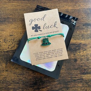 IRLANDÉS Hacer un deseo pulsera recuerdo tarjeta conjunto cualquier encanto trébol mapa duende sombrero herradura trébol trébol verde cordón brillo bolsa de regalo suerte