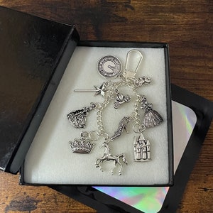 Cinderella Disney Film inspirierter Schlüsselanhänger, Geschenk, Andenken, verpackt, Andenken, Zauberstab, Krone, Schuhuhr, Schloss, gute Fee, Zauberstab, Mäusekutsche