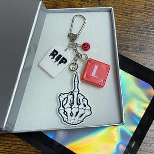 Charme personalizado com letra inicial scrabble, pedra grave, esqueleto médio, dedo, emoji, conjunto de lembrança, caixa de presente, dia das bruxas, aniversário