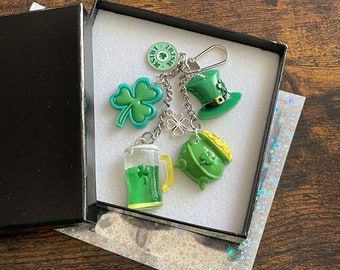 100% IRISH Shamrock Clover Leprechaun Hat Beer Jug Money Key Ring Or Bag Charms St Patrick’s Day Gift Box Bag Fun Novelty Keepsake Anyone